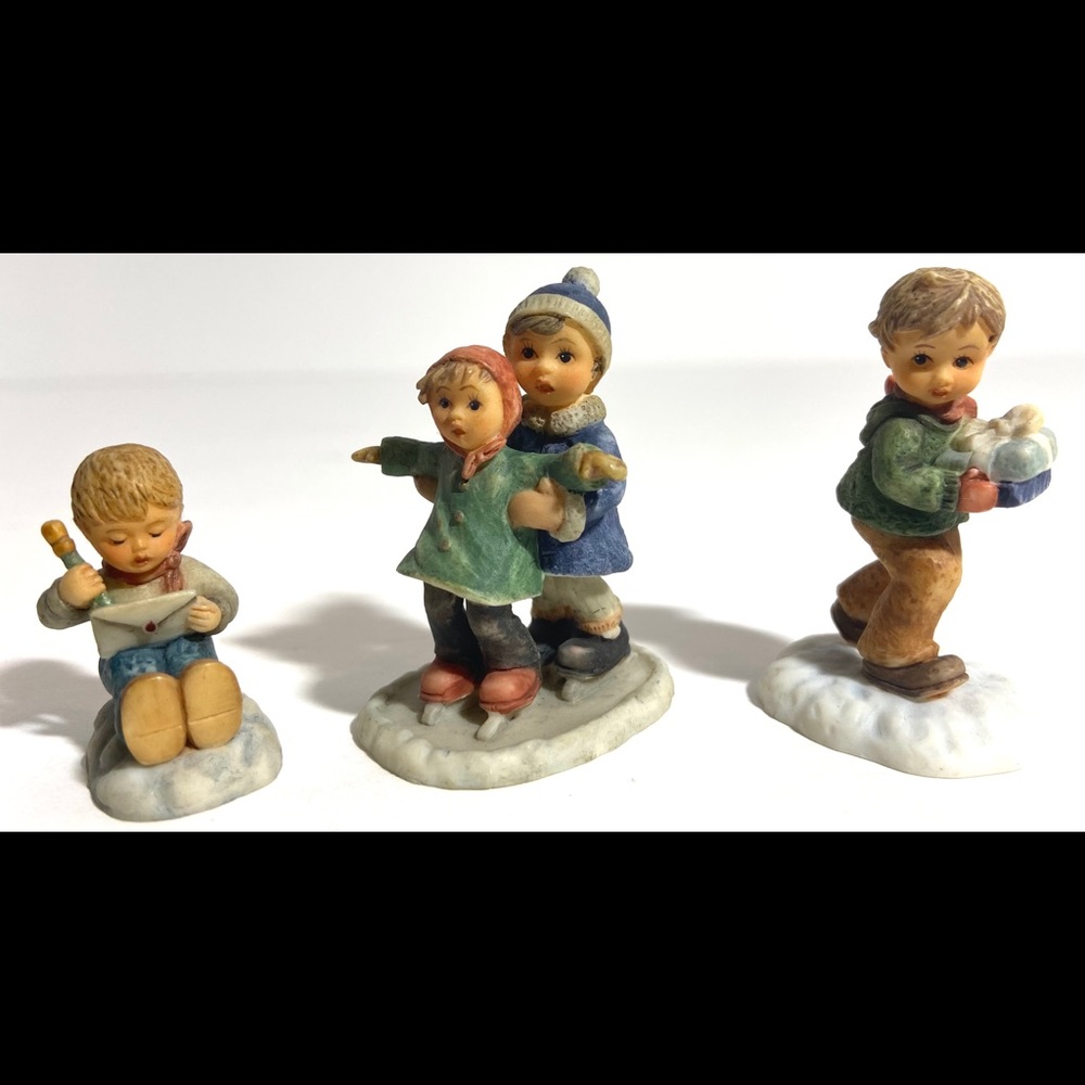 HAWTHORNE VILLAGE-BERTA HUMMEL “RARE”-  HOLIDAY SPLENDOR